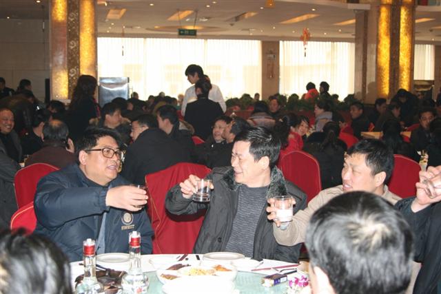 公司領導與院領導互相敬酒 [桌面分辨率] (Small).jpg